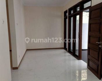 Rumah Bagus Siap Huni di Cluster Setra Duta Bandung Utara