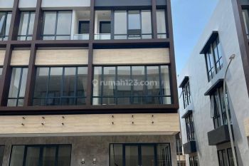 Disewa Ruko Cantik 3 Lantai Lokasi di Jl Raya Utama Bsd City