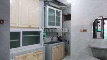 Disewakan rumah nyaman 2 lantai hadap Timur Laut-h