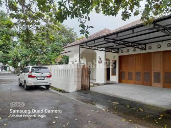 ISTIMEWA BANGET...! Rumah MEWAH TATA RUANG NYAMAN - TANAH LUAS di Condong Catur