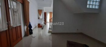 Rumah Nyaman 2 Lantai Siap Huni di Cikutra, Bandung