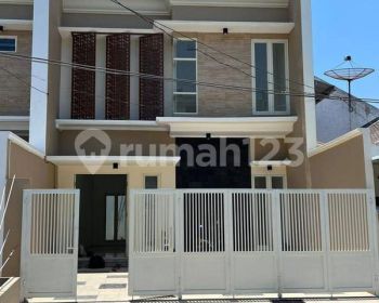 Rumah Manyar Kertoadi, Dekat MERR, Baru Gress, High Ceiling