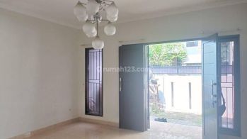 Dijual disewakan Rumah 2 Lantai di Kayu Putih