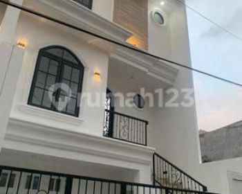 Rumah di Tebet Barat 3½ lantai