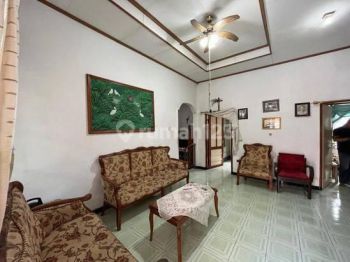 Rumah dengan Tanah super Luas Jakal Km 10