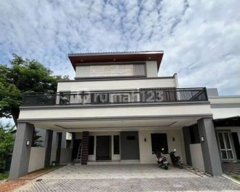 Rumah renovasi total modern hook taman di The Icon BSD city