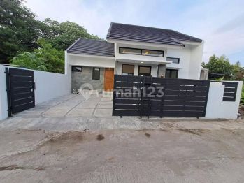 Rumah Modern Siap Huni Barat Hotel Hyatt Yogyakarta Palagan