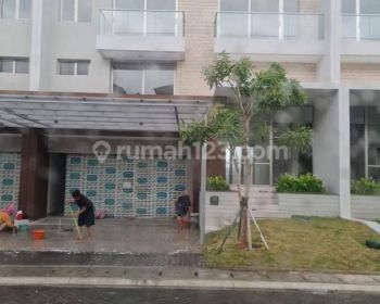 Disewa Rumah Manhattan,10x25,unfurnish, Rp200jutanego