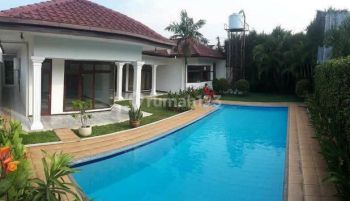 Rumah MEWAH Bagus ada Kolam Renang di Kebayoran Baru , Bisa Nego