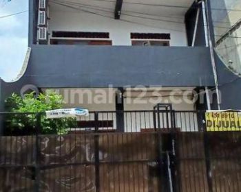 Rumah Kost Tiga Lantai, Bagus Untuk Investasi