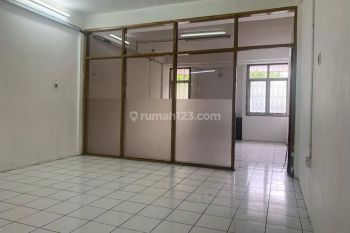 Disewakan 3.5 Lantai Strategis  Ruko Pusat Kota