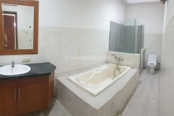 Rumah Di Tomang Di Pinggir Jalan, Jakarta Barat,