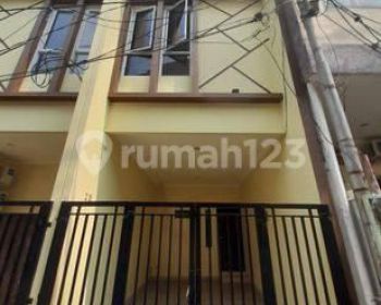 Rumah tanjung duren di Jalan salak timur 3 Lantai SHM