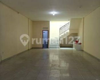 Disewakan Rumah Ruko Posisi Strategis di Jalan Raya Kelapa Gading
