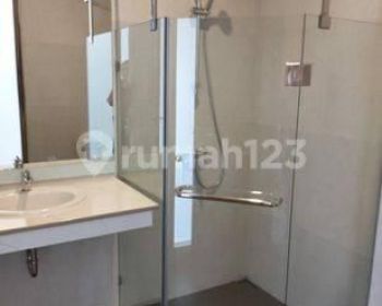 Rumah Baru Mewah
Di komplek perumahan eksklusif di sayap cipaganti