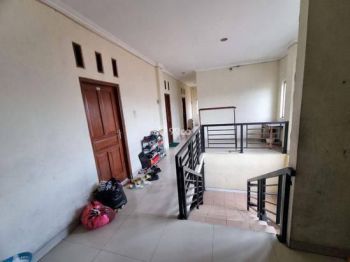 Kost aktif 34 pintu tengah kota tepi jalan di Sumber Banjarsari