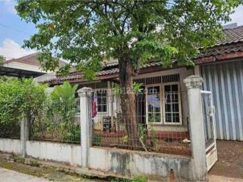 Rumah Butuh Renovasi Halaman Luas Dekat LRT Shm