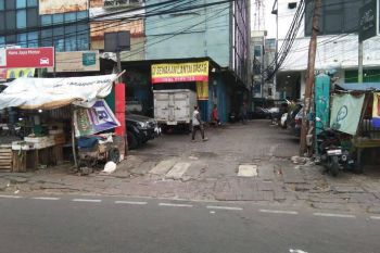 Ruko hook di jalan raya palmerah