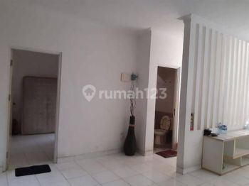 Rumah Kota Wisata, 2,5 Lantai, Besar, Luas, Dekat Banyak Sekolah, Dekat Pintu RS