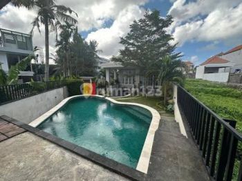 Disewakan Villa 5 bedroom lokasi strategis di area Canggu Pererenan