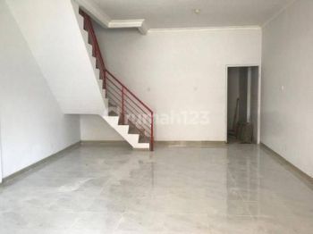 Disewakan Ruko 2,5 Lantai di Boulevard, Harapan Indah
