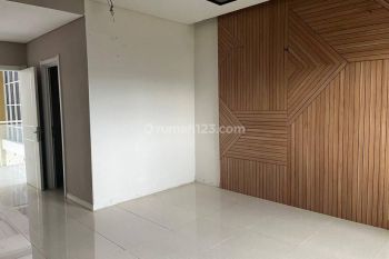 Bangunan komersil di Jalan Raya Kelapa dua raya, dekat Siloam Hospital, ex cocok