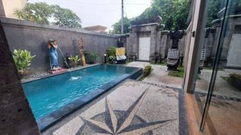 Villa Cantik 2 Lantai Lokasi Strategis di Seminyak