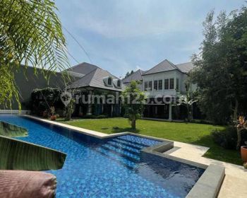 Rumah Gaya Perancis Dengan Bassement Dan Mezanine di Pondok Indah