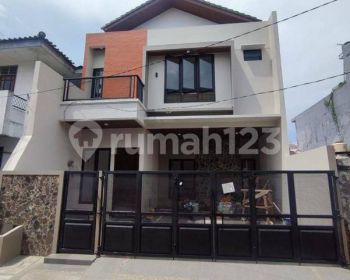 Rumah 2 Lantai Semi Furnished SHM di Jl. Ikan, Jakarta Timur