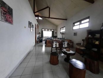 Dijual rumah dipinggir jalan raya Semi Furnished