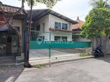 B 83 gudang di Gatsu timur