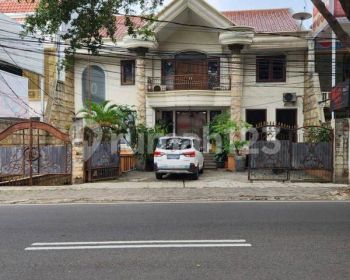 DIJUAL MURAH RUMAH PINGGIR JALAN DI KEBAYORAN BARU. BAGUS UNTUK USAHA / HUNIAN