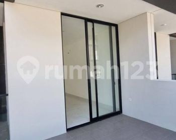 Rumah 3 Lantai Cluster Piano Ukuran 5x17,8 Hadap Timur