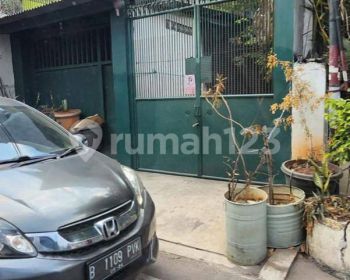 Rumah Kepu selatan Jakarta Pusat jalan raya