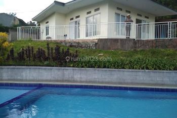 Villa 1 lantai dengan 2 Kolam Renang dan hal yg Luas di Cisarua