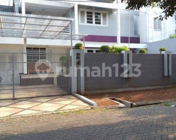 Disewakan rumah cantik full furnish 2 lantai pondok indah