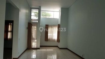 Rumah Bagus Strategis di Komplek Kotabaru Parahyangan , Bandung